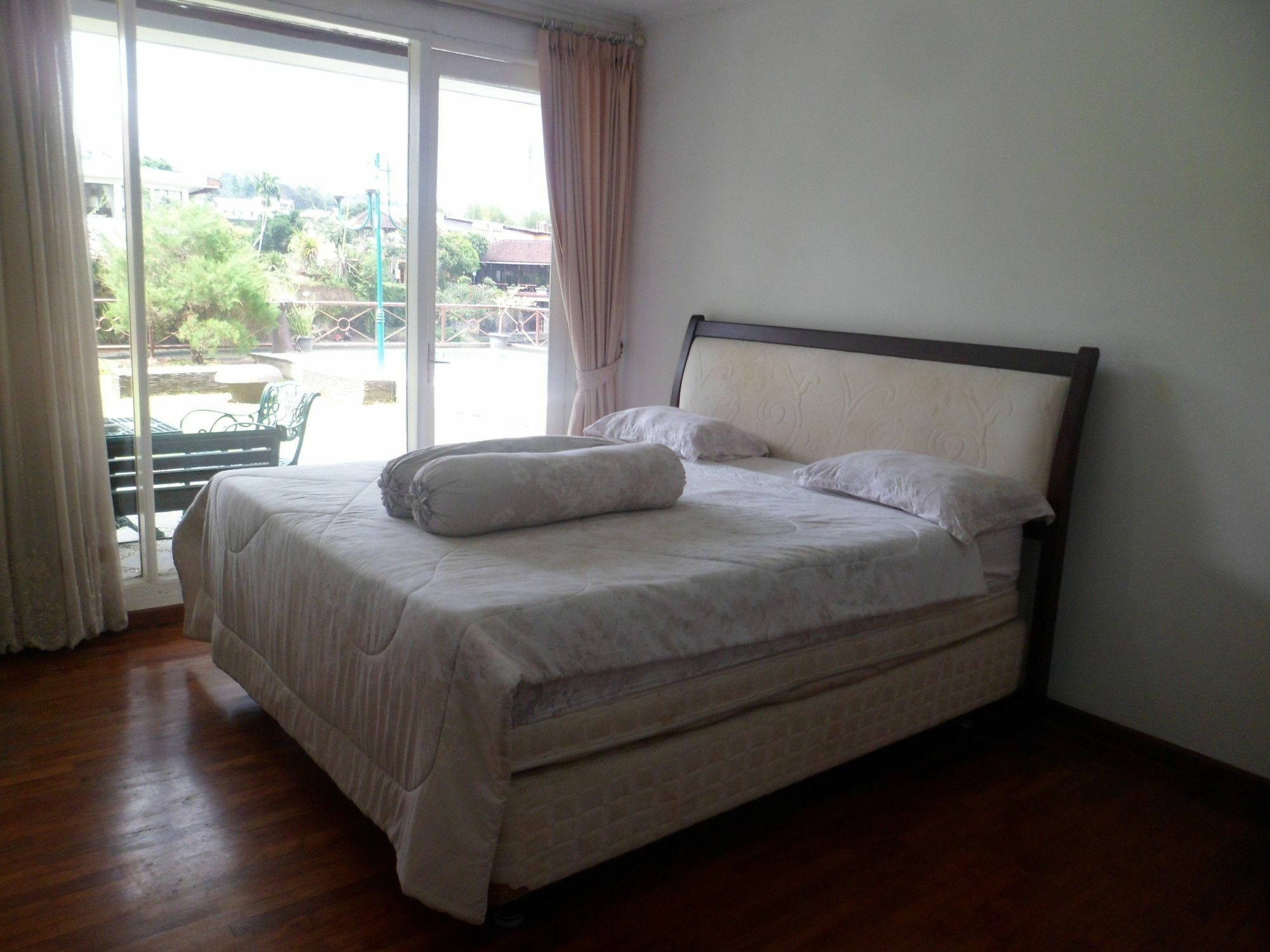 Villa Bukit Danau Чипанас Екстериор снимка