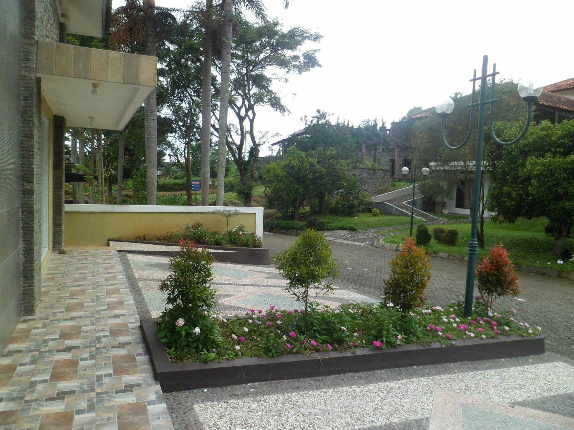 Villa Bukit Danau Чипанас Екстериор снимка