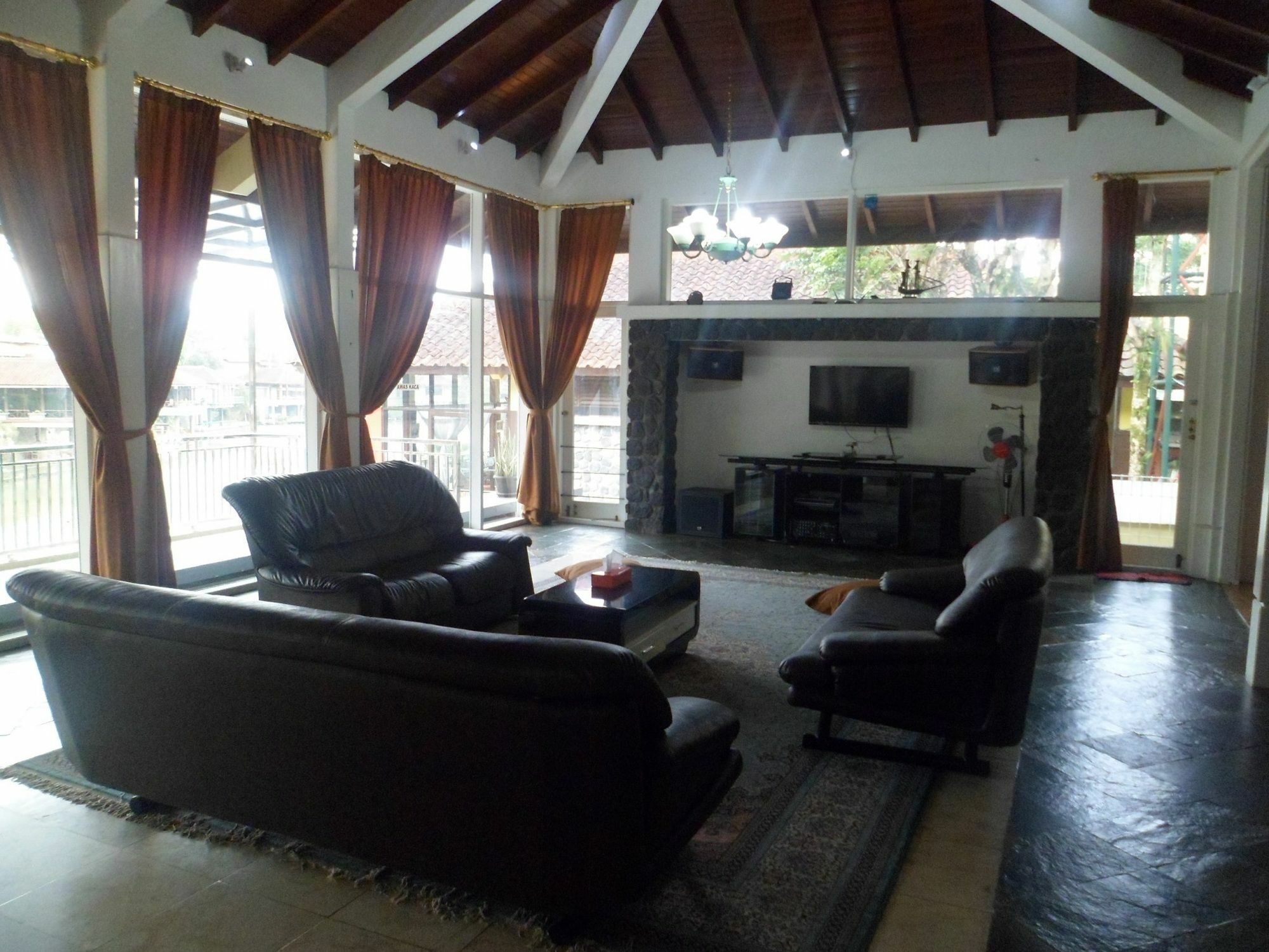 Villa Bukit Danau Чипанас Екстериор снимка