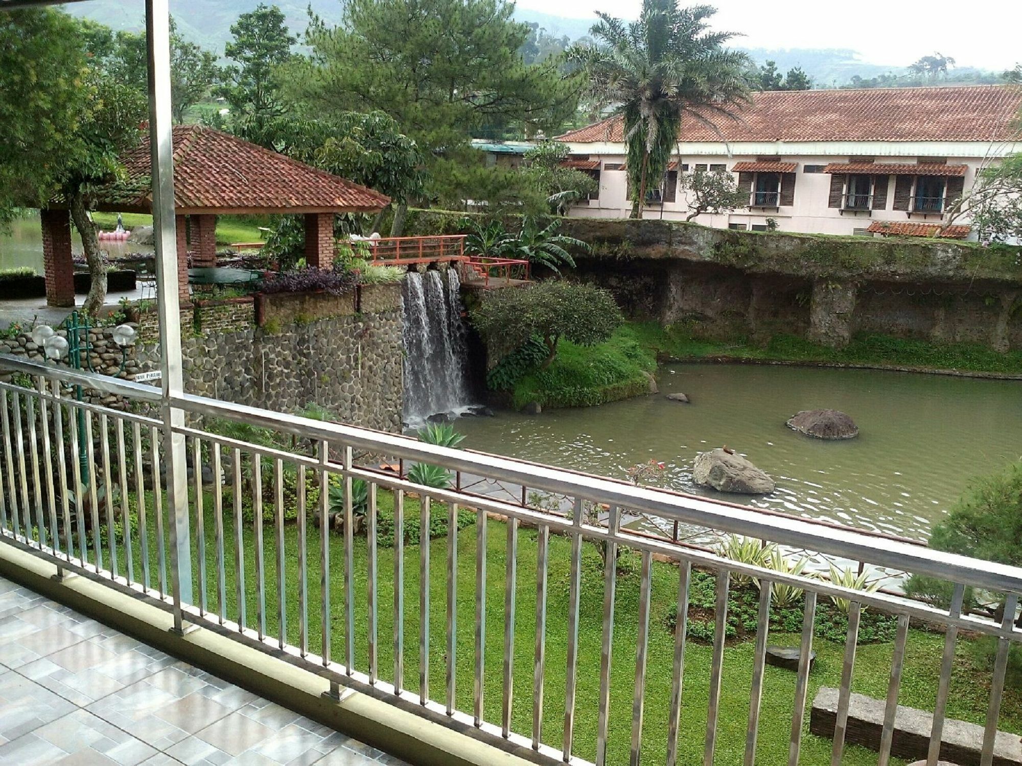 Villa Bukit Danau Чипанас Екстериор снимка